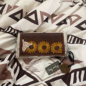 NWT myra wallet